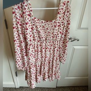super cute very comfy flowery dress. perfect for transitioning into spring